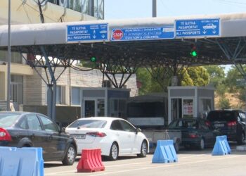 “Mjetet plot me mallra kalonin pa kontroll në Kakavijë”, prangosen dy doganierë. Në kërkim një tjetër