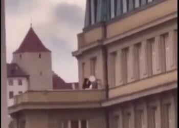 VIDEO/ Studentët në Universitetin e Pragës hidhen nga ballkoni, tentojnë t’u shpëtojnë plumbave