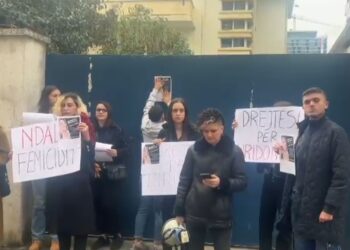 “Drejtësi për Liridonën”, qytetarët protestojnë para Ambasadës së Kosovës në Tiranë