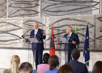 ‘Emigrantët’ sjellin në Shqipëri Zv/Kryeministrin italian, takim me Ramën e vizitë në Shëngjin