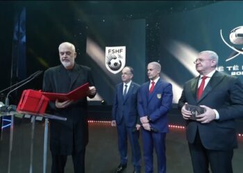 “Hajde këtu…”/ Rama e Begaj në mbrëmjen Gala të FSHF-së i dorëzojnë Sylvinho-s shtetësinë shqiptare