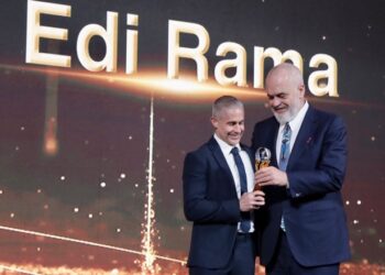 VIDEO/ Rama i dorëzon medaljen Sylvinhos: Brazilianin do e bëjmë shqiptar! Këtu kemi edhe një grek e italian, jemi në një familje