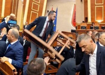 Rithemelimi nis aksionin në Kuvend, Salianji në majë të pirgut me karrige, ja kush është për sot kameramani
