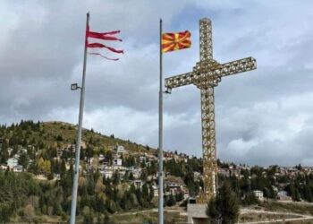 Politikani shqiptar në Maqedoninë e Veriut akuzon shërbimet sekrete për vendosjen e kryqit në Tetovë