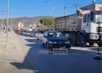 Makina përplaset me motomjetin në Lushnje, dëmtohet pasagjerja