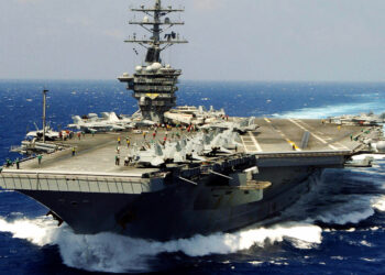 Marina amerikane shkatërron disa anije “Huthi” në Detin e Kuq