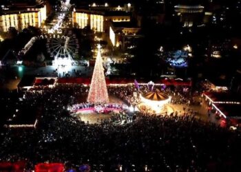 VIDEO/ Ndizen dritat e pemës në sheshin “Skënderbej”, Tirana u jep mirëseardhjen festave. Veliaj: Mirësi, mbarësi e dashuri për gjithë!
