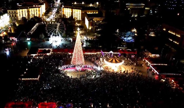 VIDEO/ Ndizen dritat e pemës në sheshin “Skënderbej”, Tirana u jep mirëseardhjen festave