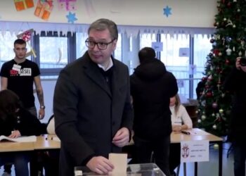 “Presim një fitore absolute”, Vuçiç voton në zgjedhjet e përgjithshme dhe lokale