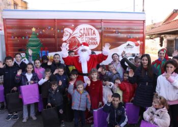 ‘Santa vjen në Tiranë’, Bashkia e Tiranës shpërndan dhurata për fëmijët e familjeve në nevojë