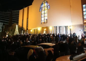 Besimtarët katolikë e ortodoksë festojnë Krishtlindjen