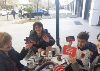 FOTOT/ Surpriza për qytetarët e Tiranës, një kartolinë nga Lali Eri për festat