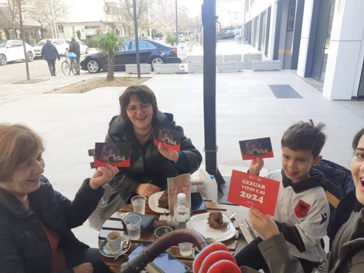 FOTOT/ Surpriza për qytetarët e Tiranës, një kartolinë nga Lali Eri për festat