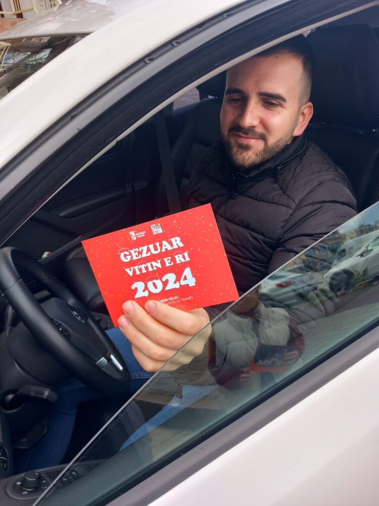 FOTOT/ Surpriza për qytetarët e Tiranës, një kartolinë nga Lali Eri për festat