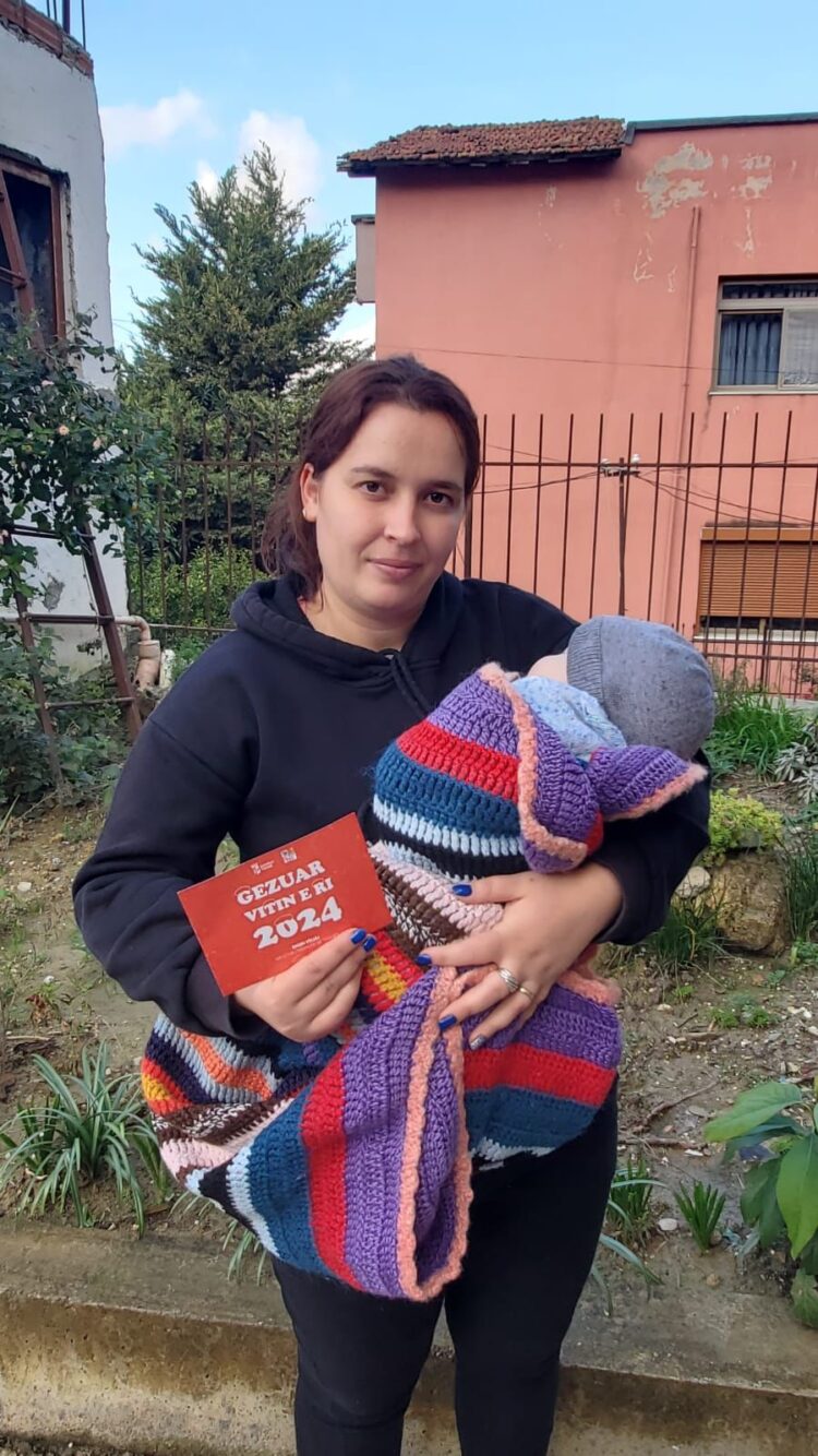 FOTOT/ Surpriza për qytetarët e Tiranës, një kartolinë nga Lali Eri për festat