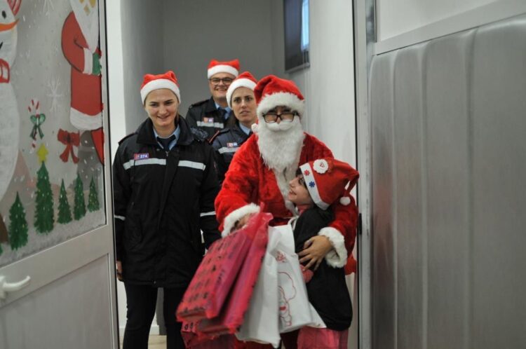 Efektivët e Policisë Bashkiake dhurata për fëmijët e Qendrës Komunitare për Persona me Aftësi të Kufizuar, Veliaj: Krenar për ju