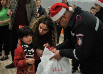 Efektivët e Policisë Bashkiake dhurata për fëmijët e Qendrës Komunitare për Persona me Aftësi të Kufizuar, Veliaj: Krenar për ju
