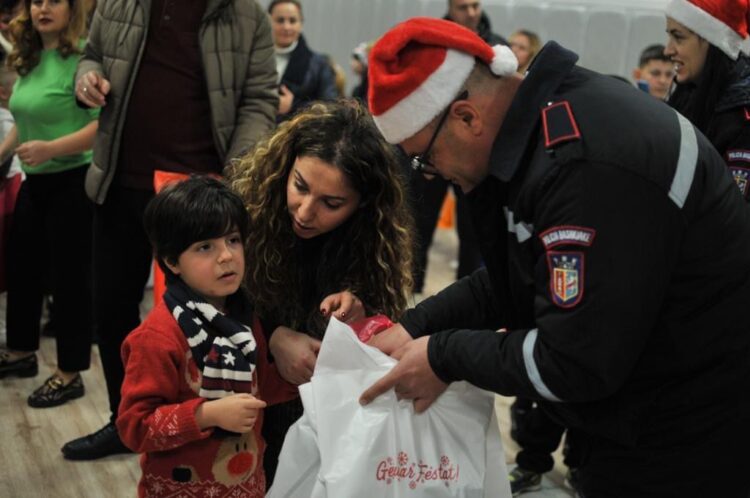 Efektivët e Policisë Bashkiake dhurata për fëmijët e Qendrës Komunitare për Persona me Aftësi të Kufizuar, Veliaj: Krenar për ju