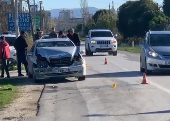 Përplasen dy automjete në Fier, raportohet për dy të plagosur
