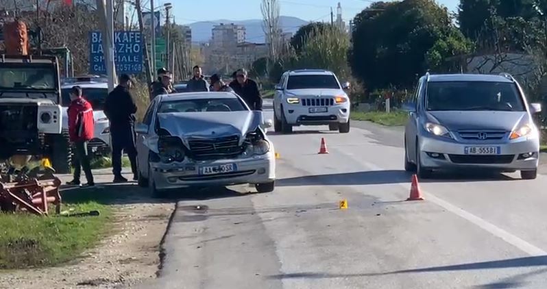 Aksident i rëndë Levan-Tepelenë, makina përplaset me motorin, ka të lënduar