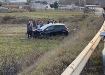 Aksident në aksin Pogradec-Korçë, makina del nga rruga dhe përfundon në arë