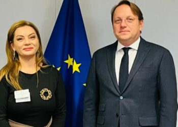 Komisioneri Varhelyi i çon mesazh Berishës me Vokshin: Opozita duhet të jetë konstruktive në Parlament