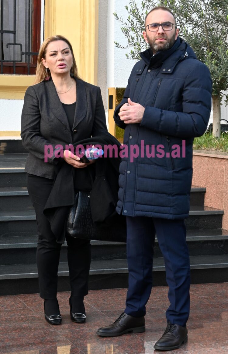 FOTO/ Gjithmonë s’i ndahet Berishës, këtë herë Albana Vokshi ‘i qepet’ Bardhit