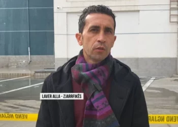 Në luftë me flakët/ Arbitri-zjarrfikës tregon orët e vështira për të shpëtuar banorët: Tymi ta jep vdekjen…!