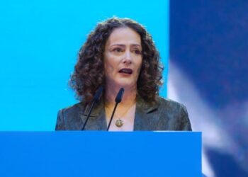 Ironia/ Mero Baze: Argita tha jam shtresë e mesme. Të gjithë kolegët e saj duhet të kenë 17 kulla