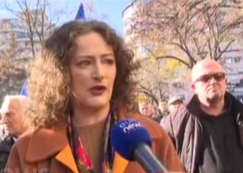 Argita Berisha në protestë për babain, vëllain dhe burrin: Njerëzit do të na mbështesin, jam e bindur!