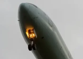 U gjet i fshehur pranë rrotave të avionit që u ul në Paris, i riu dërgohet në spital në gjendje të rëndë