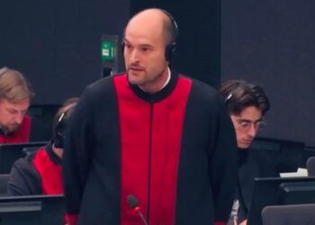 Ndahet nga jeta avokati i ekipit mbrojtës të Ramush Haradinajt e Kadri Veselit në Hagë, Andrew Strong