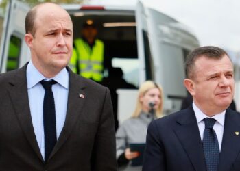 Balla në prani ambasadorit Wisner: Çdo punonjës i policisë të zgjedhë mes uniformës apo bashkëveprimit me krimin