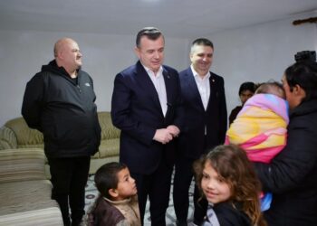 Jetonin në kushte të vështira, Balla i dorëzon çelësat e shtëpisë së re familjes me 10 fëmijë në Levan