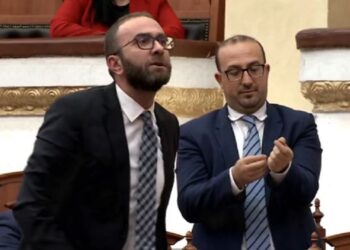 Rregullorja e re e Kuvendit frikëson opozitën, 45 deputetë ankohen në Kushtetuese: Të shfuqizohen ndryshimet!
