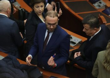 Çfarë nuk u pa sot në Kuvend/ Bardhi i jep çakmakun, Noka bën huliganin në Kuvend