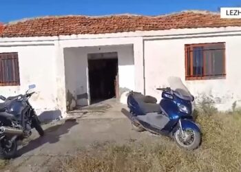 “Targa, eksploziv, motorë e maska…”,  zbulohet baza e grupeve kriminale në Fushë Kuqe, Policia ndan pamjet