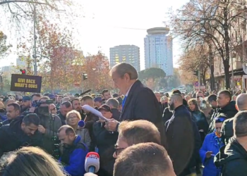 SPAK kërkon arrestin e tij, Berisha shfaqet në protestë: Bisturia të merr jetën kur…
