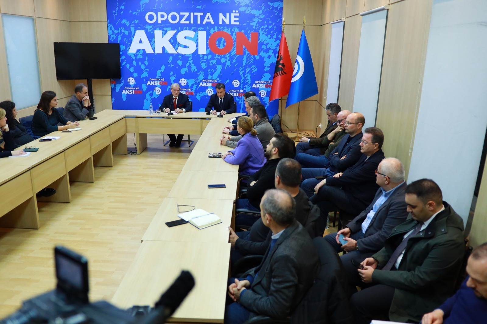 Debate në mbledhjen e PD  anëtari i Kryesisë largohet  Na thoni  mos flini për asgjë përveç  