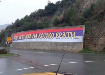 Parulla serbe “kur ushtria të kthehet në Kosovë” shfaqet në Budva, opozita malazeze: Hiqeni se na turpëruat!