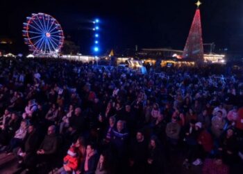 VIDEO/ Tirana pret Krishtlindjen me koncert festiv, qytetarët mbushin sheshin