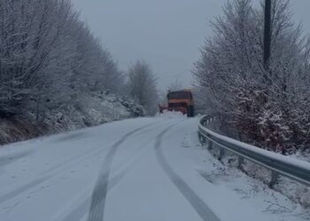 Reshje bore në Korçë, në aksin drejt Dardhës trashësia arrin deri në 5 cm