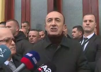 Dash Sula sulmon gardistët: Ju jeni bij sigurimsash, po ne s’kemi pyetur as për Enver Hoxhën
