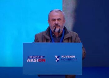 “Berishë, trimat vdesin, frikacakët poshtërohen”/ Delegati, thirrje në kuvendin e Foltores: Shtrëngohu se regjimet s’rrëzohen me tribuna