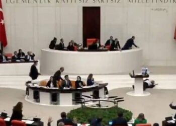 VIDEO/ Atak kardiak, deputeti rrëzohet në mes të sallës së Parlamentit