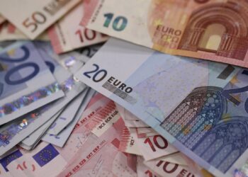 Euro nuk e rimerr veten, me sa shiten dhe blihen sot monedhat e huaja