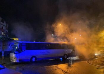 Përfshihet nga flakët autobusi me pasagjerë i linjës Tiranë-Elbasan, ndërhyjnë forcat zjarrfikëse
