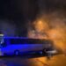 Përfshihet nga flakët autobusi me pasagjerë i linjës Tiranë-Elbasan, ndërhyjnë forcat zjarrfikëse