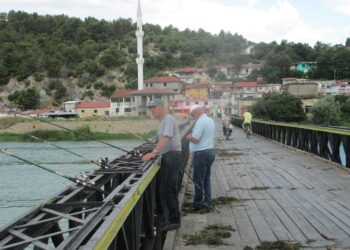 Ra në lumin Buna teksa peshkonte, polumbarët në kërkim të 65-vjeçarit