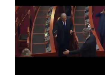 VIDEO/ Kuvendi i hap rrugë arrestimit të Berishës, deputeti i PS i tregon daljen nga parlamenti ‘doktorit’!